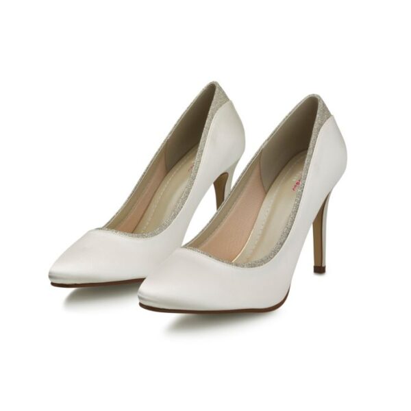 Ein elegant geschnittener Pumps mit ausgeprägter Spitze und 9 cm Stiletto-Absatz: BILLIE