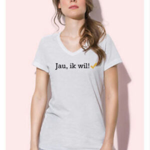 JGA Junggesellinnenabschied - "Jau ik wil!" Damen T-Shirt mit V-Neck von Laue Festgarderobe  Das T-Shirt aus 100% Bio Baumwolle mit typisch nordischem Statement "Jau ik wil!" eignet sich perfekt für jede Junggesellinnenparty und ist ein Musthave für alle Bräute.   Farbe: weiß   Kragenform: V-neck  Ärmellänge: Kurzarm  Material: 100% Bio Baumwolle (leicht weiß meliert)