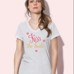 JGA Junggesellinnenabschied - "Kisss the bride" Damen T-Shirt mit V-Neck von Laue Festgarderobe  Das T-Shirt aus 100% Bio Baumwolle mit dem Statement "Kiss the bride" eignet sich perfekt für jede Junggesellinnenparty und ist ein Musthave für alle Bräute.   Farbe: weiß   Kragenform: V-neck  Ärmellänge: Kurzarm  Material: 100% Bio Baumwolle (leicht weiß meliert)