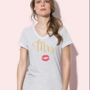 JGA Junggesellinnenabschied - "Mrs." Damen T-Shirt mit V-Neck von Laue Festgarderobe  Das T-Shirt aus 100% Bio Baumwolle mit dem Statement "Mrs." eignet sich perfekt für jede Junggesellinnenparty und ist ein Musthave für alle Bräute.   Farbe: weiß   Kragenform: V-neck  Ärmellänge: Kurzarm  Material: 100% Bio Baumwolle (leicht weiß meliert)