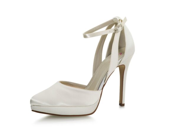 Der High Heel Salma von Rainbow Club formt traumhaft schöne Beine und dank Plateau fühlt sich der elegante 11 cm Stiletto-Absatz sogar viel niedriger an. Außen glänzt SALMA in Ivory (elfenbeinfarbigem) Satin