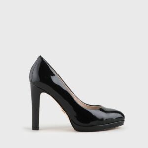 Dieser Pump zaubert Dir mit seinem 10cm hohem Absatz endlos lange Beine. Verführerischer Lack-Style für einen glänzenden Look. Zudem ist der glamouröse Schuh ganz in Schwarz gefertigt und setzt Deiner Kreativität in puncto Farbkombi keine Grenzen.Merkmale:- hochwertiges Lederimitat- 10cm hoher Absatz- Plateauhöhe 1cm