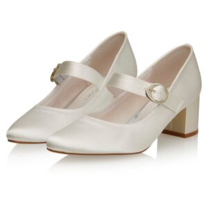 Die klassischen Rainbow Club Brautschuhe Annemarie in Ivory (elfenbeinfarbigen) Satin bieten dir durch das breite Band über dem Spann an deinem großen Tag zusätzlichen Halt. Die weiche Soft Bliss Fütterung in Kombination mit dem 5 cm Blockabsatz machen die Hochzeitsschuhe Annemarie besonders komfortabel und lassen dich deinen großen Tag voll und ganz genießen.  Weitere Informationen Marke: Rainbow Club Farbe: Elfenbein Absatzhöhe: 5