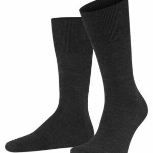 Die Falke Airport Socke ist der Klassiker unter den Herrensocken. Dank der innovativen Kombination von hochwertiger Merinowolle auf der Außenseite und hautsympathischer Baumwolle auf der Innenseite