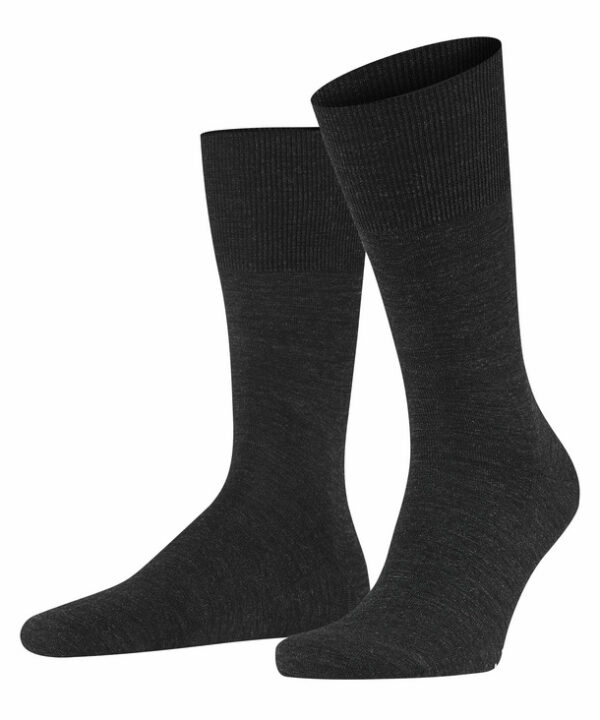 Die Falke Airport Socke ist der Klassiker unter den Herrensocken. Dank der innovativen Kombination von hochwertiger Merinowolle auf der Außenseite und hautsympathischer Baumwolle auf der Innenseite