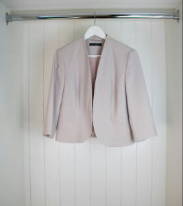 Festliche und taillierte Bolero-Jacke mit 3/4 Arm in Grau Beige.