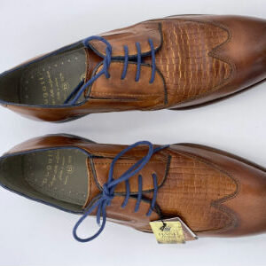 Schöner Herren-Schnürschuh im Oxford-Stil von der Qualitäts-Marke Bugatti aus hochwertigem Glattleder in der Farbe cognac mit blauem Akzent. Der Schuh hat eine normale Weite