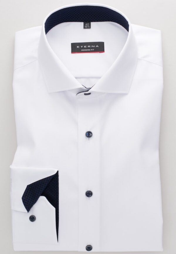 Modern fit Hemd in weiß von Eterna mit navyfarbenem Besatz und Knöpfen.