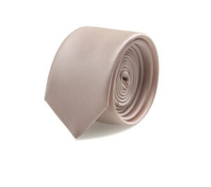 Festliche Krawatte von Brinkleys in glanzvollem Uni-Satin aus 100% Mikrofaser mit passendem Einstecktuch in slim (5.5. cm).