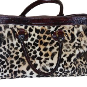 Koffertasche aus echtem Nerzfell im Animalprint und Prägeleder Entdecken Sie pure Eleganz mit unserer Koffertasche aus echtem geschorenem Nerzfell in aufregendem Animalprint