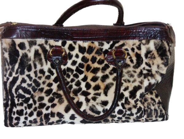 Koffertasche aus echtem Nerzfell im Animalprint und Prägeleder Entdecken Sie pure Eleganz mit unserer Koffertasche aus echtem geschorenem Nerzfell in aufregendem Animalprint